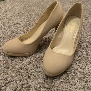 Nude Pumps